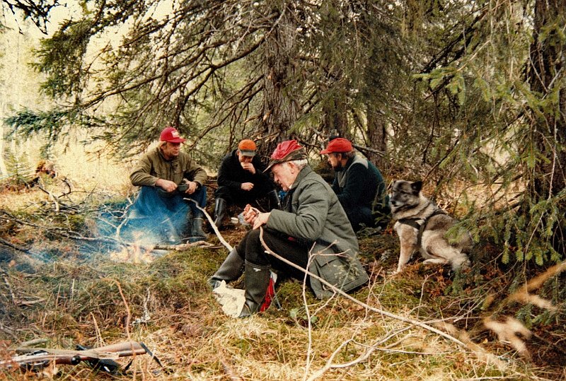 Sc 1987_0002.jpg - Siste dagen i elgjakta 1987 fikk vi med oss veteranen Bjarne Kyllo. Her koker vi kaffe sør for Selbekkøyan